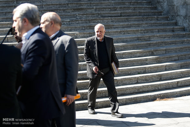 حاشیه جلسه ی هیئت دولت