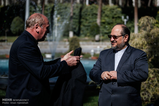 حاشیه جلسه ی هیئت دولت