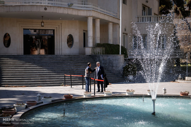 حاشیه جلسه ی هیئت دولت