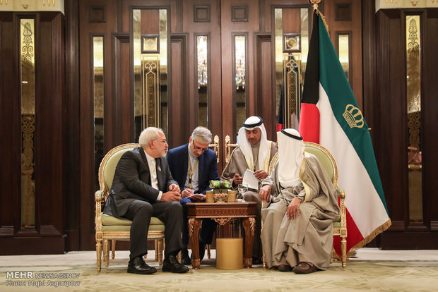 Zarif meets Emir of Kuwait in Kuwait City