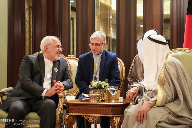 Zarif meets Emir of Kuwait in Kuwait City