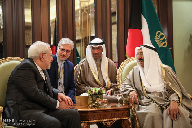 Zarif meets Emir of Kuwait in Kuwait City