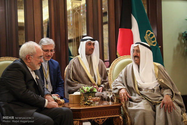 Zarif meets Emir of Kuwait in Kuwait City