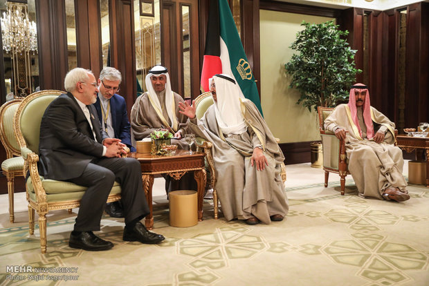 Zarif meets Emir of Kuwait in Kuwait City