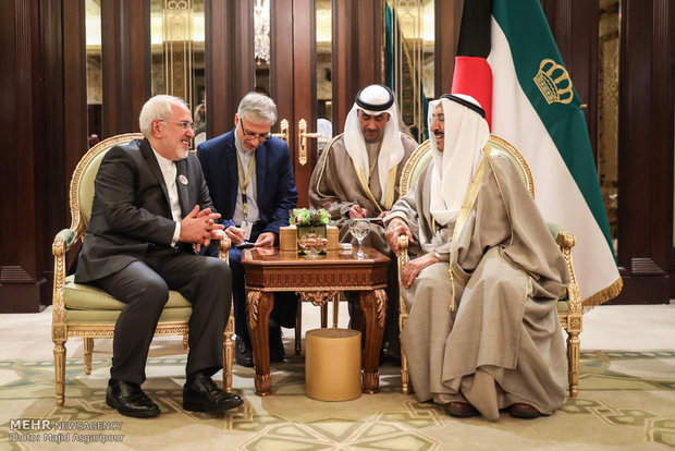 Zarif meets Emir of Kuwait in Kuwait City