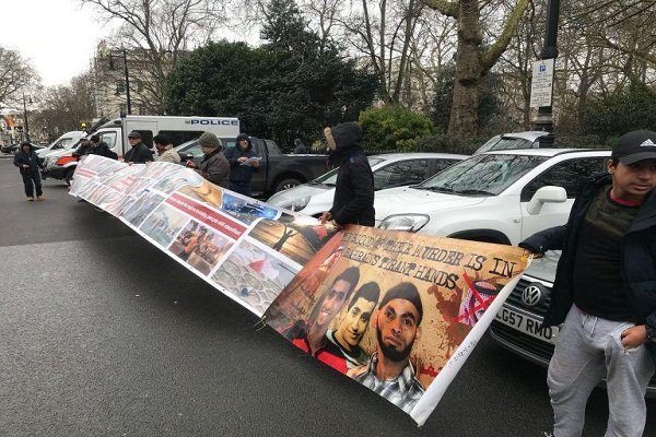 تجمع جمعی از فعالان حقوقی و بحرینی در مقابل سفارت بحرین در لندن
