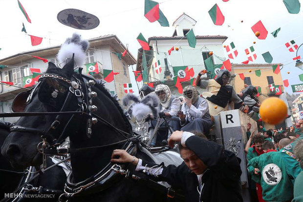 İtalyadaki "Portakala Savaşları"ndan kareler