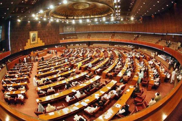 احضار وزیر دفاع پاکستان به سنا؛ اعتراض به اعزام نظامی به عربستان