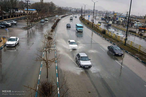 بارش برف و باران درمحورعای چهار استان/ترافیک در آزادراه تهران-کرج