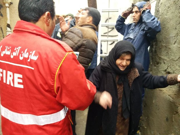نجات ۵ شهروند کرمانشاهی از زیر آوار ساختمان فرسوده+عکس
