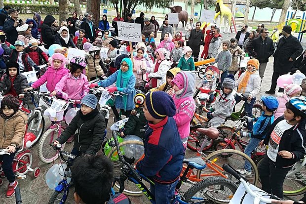 İran'da çocuklar arasında bisiklet yarışı düzenlendi