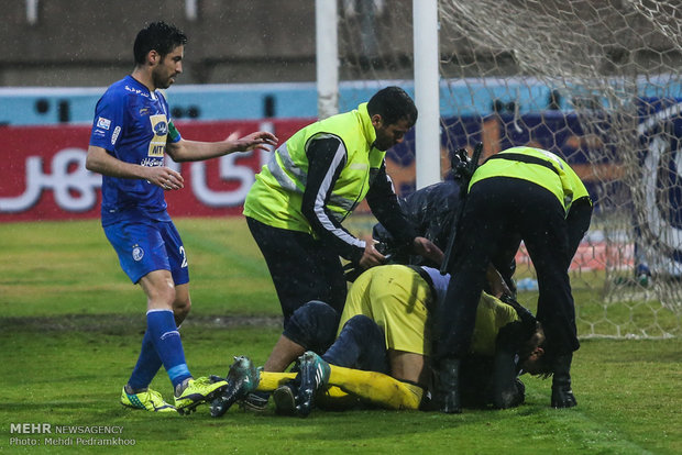 مباراة فريقي "فولاد خوزستان" و "استقلال طهران"