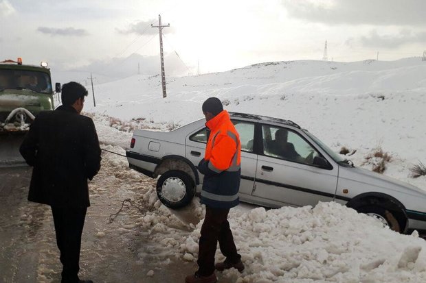 بارش برف در کوهرنگ/ راه ارتباطی روستاها مسدود شد