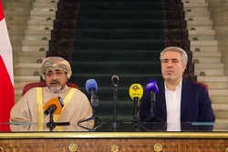 CHHTO Director Ali Asghar Mounesan (R) and Omani Minister of Tourism Ahmed bin Nasser Al Mahrizi attend a press conference in Tehran, February 24, 2018.