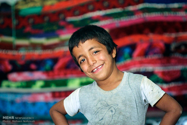 مهران کلندرزهی کودکی آرام ولی باهوش که در امر دامداری به پدرش کمک می کند