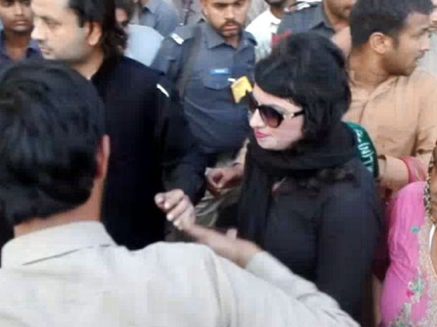 پاکستان میں حکمراں جماعت کے جلسے میں خاتون کے ساتھ بد سلوکی