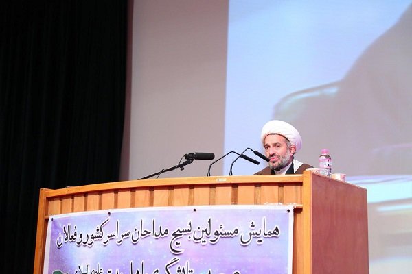 مداحی که درگیر اشرافی گری و تکبر شود به زمین می خورد