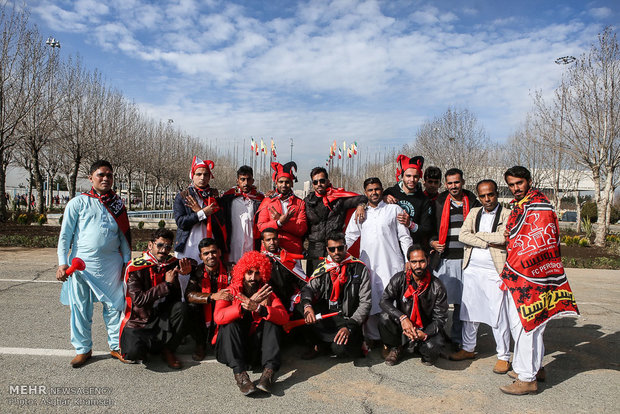 هواداران تیم های فوتبال استقلال و پرسپولیس در دربی ۸۶