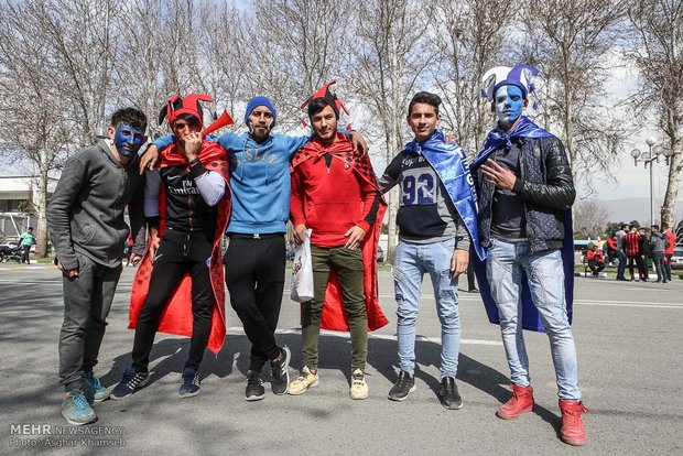 هواداران تیم های فوتبال استقلال و پرسپولیس در دربی ۸۶