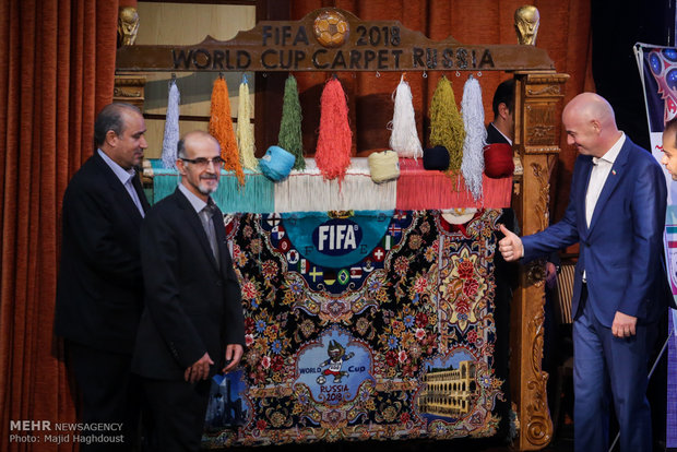 FIFA Başkanı İran'da maça çıktı