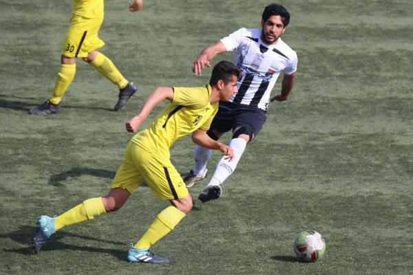تیم فوتبال صبای قم برابر مس رفسنجان به میدان می‌رود