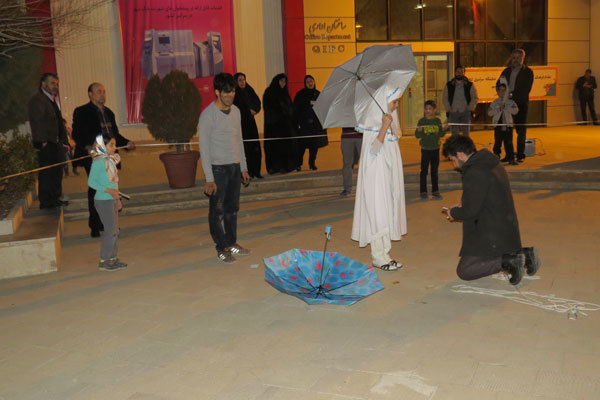 نمایش خیابانی چتر در قزوین اجرا شد