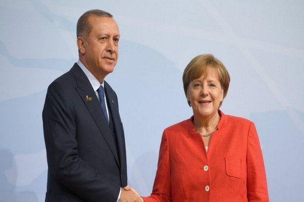 Almanya Türklerinden "Merkel ve Erdoğan" anketi