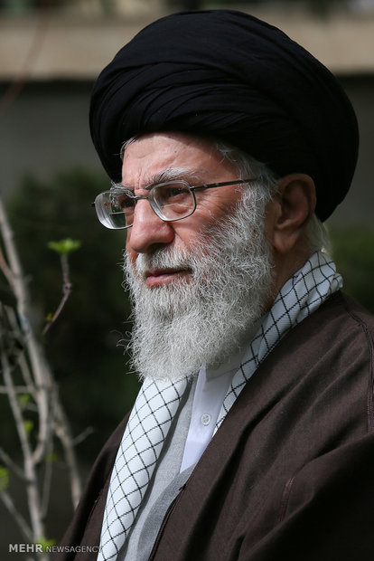 Ayat. Khamenei plants 2 saplings to mark Arbor Day