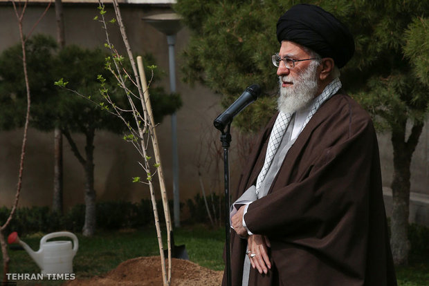 On National Tree Planting Day, Ayatollah Khamen plants tree saplings