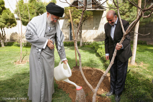 On National Tree Planting Day, Ayatollah Khamen plants tree saplings