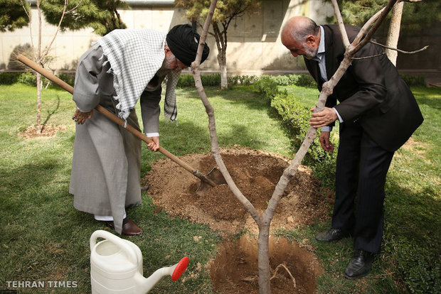 On National Tree Planting Day, Ayatollah Khamen plants tree saplings