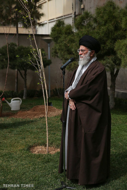 On National Tree Planting Day, Ayatollah Khamen plants tree saplings