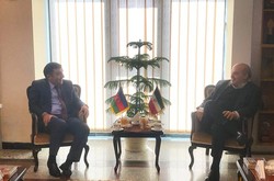 Azerbaijani Ambassador to Tehran Bunyad Huseynov (L) and Iran’s Department of Environment chief Isa Kalantari