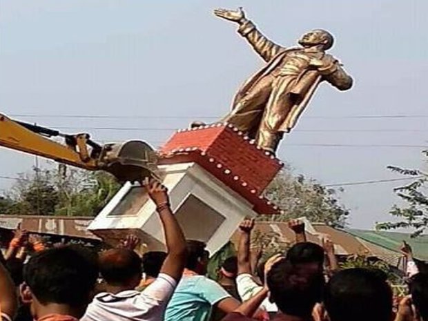 ہندوستانی ریاست تری پورا بی جے پی نے لینن کے 2 مجسموں کو توڑدیا