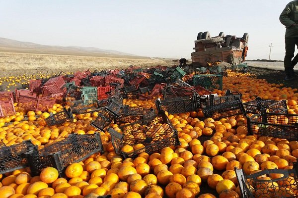 واژگونی کامیون حامل پرتقال در جاده ملایر