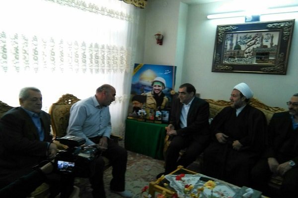 حضور وزیر بهداشت در منزل شهید مدافع حرم 