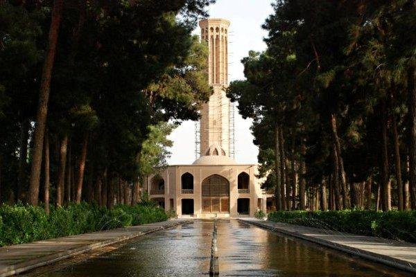 Yezd'deki Devlet Abad Bahçesi'nde kısa bir gezinti