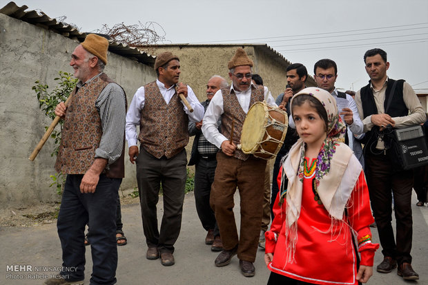 مراسم تقليدية تدعى" غناء النيروز" في محافظة "كركان"