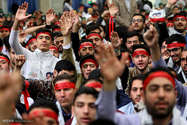 Leader receives young students from Alborz, Tehran