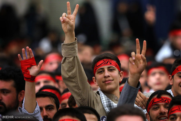 Leader receives young students from Alborz, Tehran