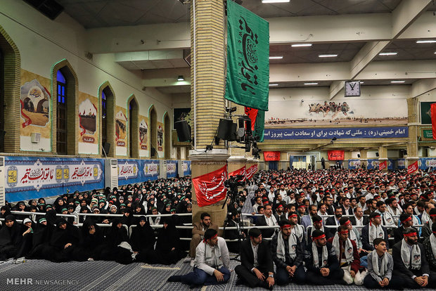 Leader receives young students from Alborz, Tehran