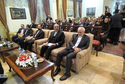Iran FM meets with Iranians living in Pakistan