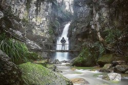 آبشاری در دل جنگل های گیلان/دودوزن را از نزدیک ببینید