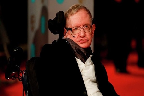 Stephen Hawking hayatını kaybetti