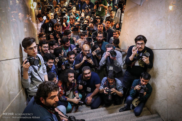 حضور گسترده عکاسان در هنگام ثبت نام نامزهای انتخابات ریاست جمهوری