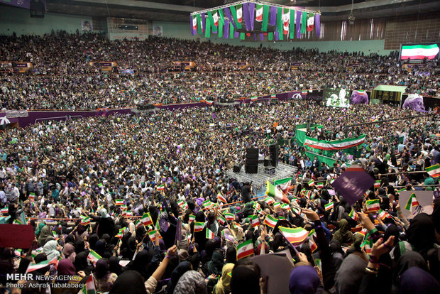 تجمع هواداران حسن روحانی در ورزشگاه دوازده هزار نفری آزادی