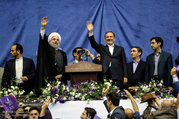 اسحاق جهانگیری که از ابتدای کاندیدای پوششی تلقی میشد، در نهایت به نفع حسن روحانی کنار کشید.