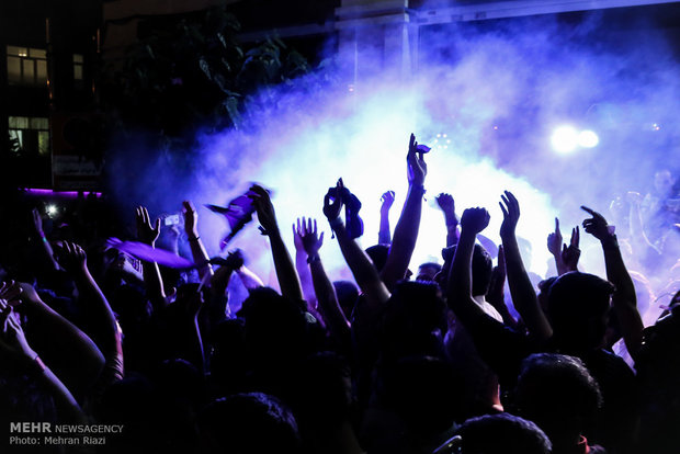 با انتشار خبر پیروزی حسن روحانی در انتخابات ریاست جمهوری، طرفداران او به شادی پرداختند.