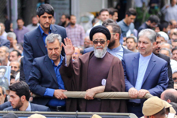 حجت الاسلام آل هاشمی به عنوان نماینده ولی فقیه و امام جمعه تبریز معرفی شد. رفتار متفاوت او با مردم، امیدهای بسیاری را زنده کرده است.