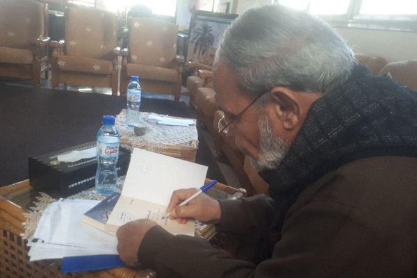 اهدای ۲ جلد کتاب توسط رهبر حماس به جشنواره فیلم عمار